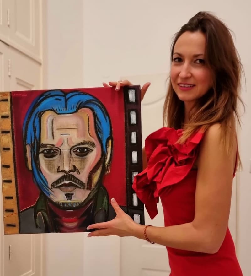 Lucie Gelmová a obraz Johnnyho Deppa. 