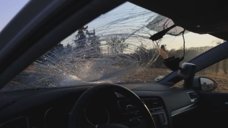 V Otrokovicích na Zlínsku během několika hodin hned dvěma řidičům uvolněný led z kamionu rozbil přední sklo auta.