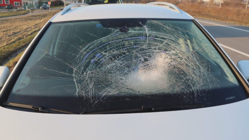 V Otrokovicích na Zlínsku během několika hodin hned dvěma řidičům uvolněný led z kamionu rozbil přední sklo auta.