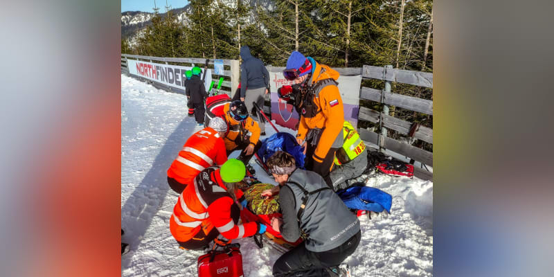 Záchranáři na Slovensku zasahovali u další srážky mezi lyžaři. Zraněna byla maminka dvou dětí, ve vážném stavu byla převezena do nemocnice.