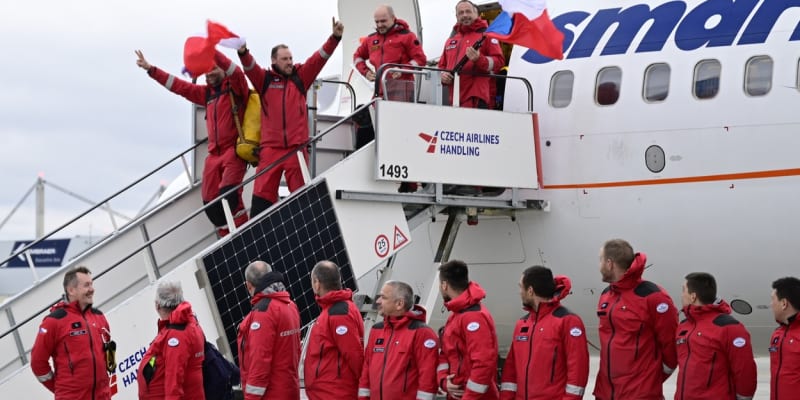 Čeští hasiči působící v Turecku po zemětřesení se vrátili domů. Na letišti v Praze je vítal i ministr vnitra Vít Rakušan.