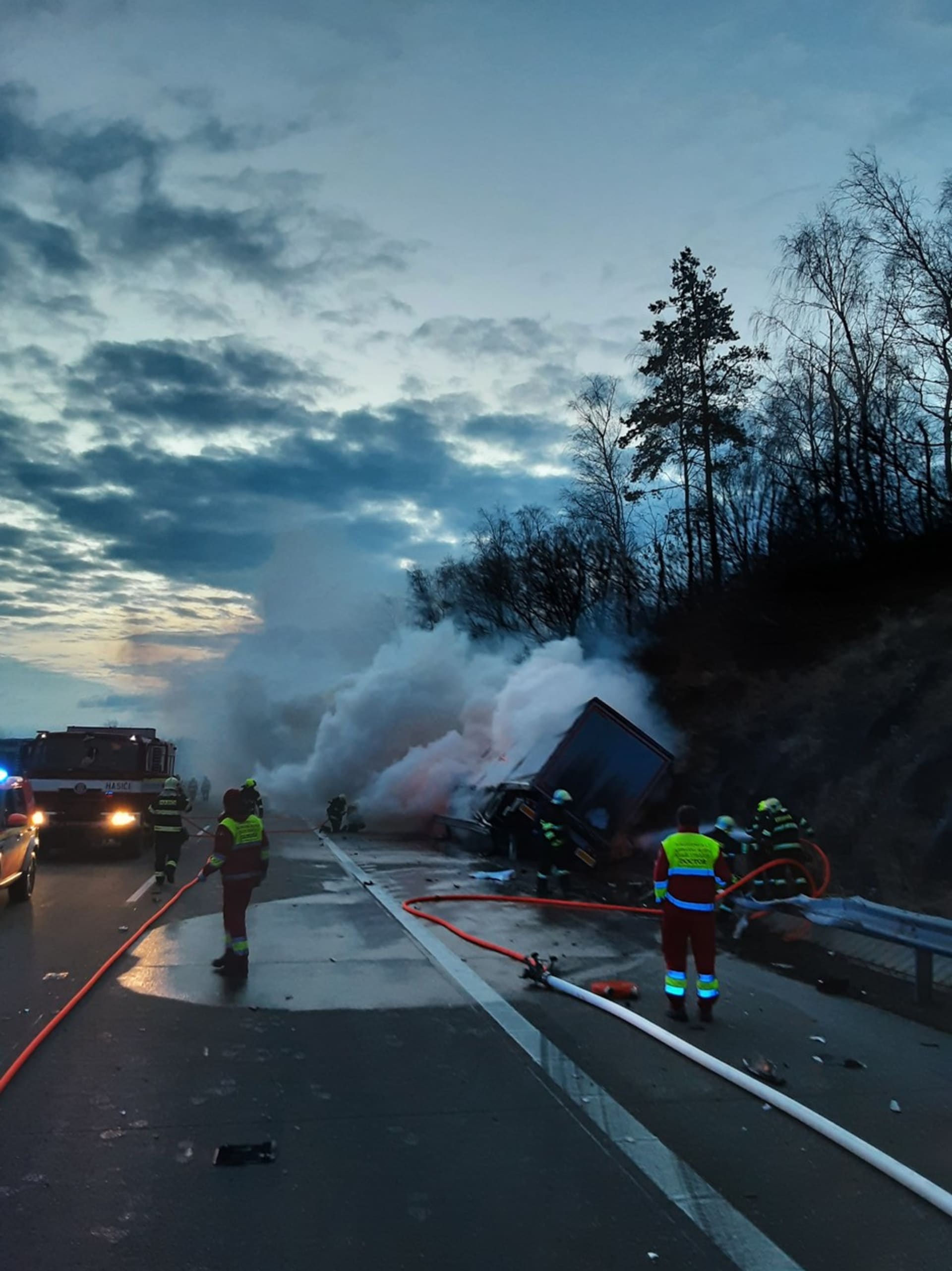 Nehoda dodávky s přívěsem a kamionu se stala na 131. kilometru ve směru na Brno, kamion hořel