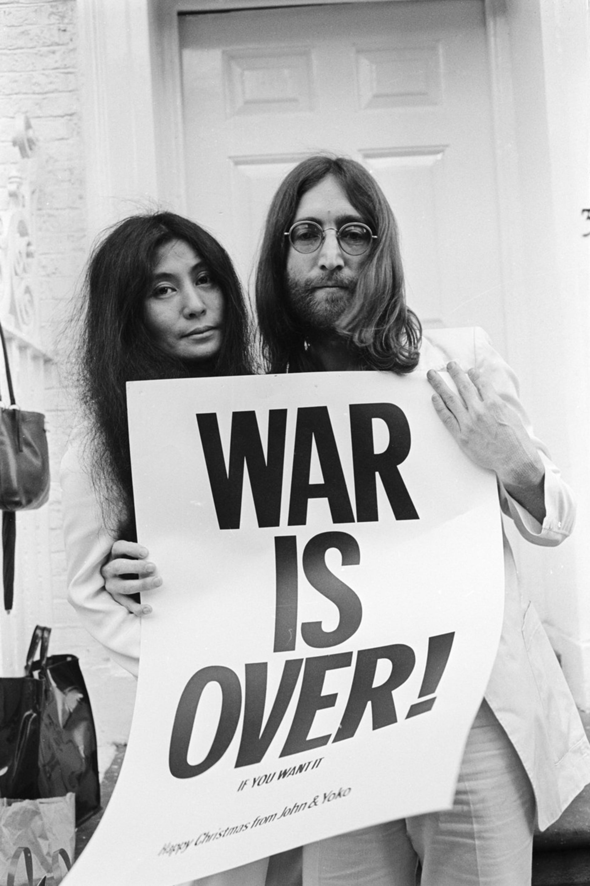 S Johnem Lennonem Yoko uskutečnila řadu projektů namířených na podporu míru a nesouhlasu s válkami (zejména té ve Vietnamu).
