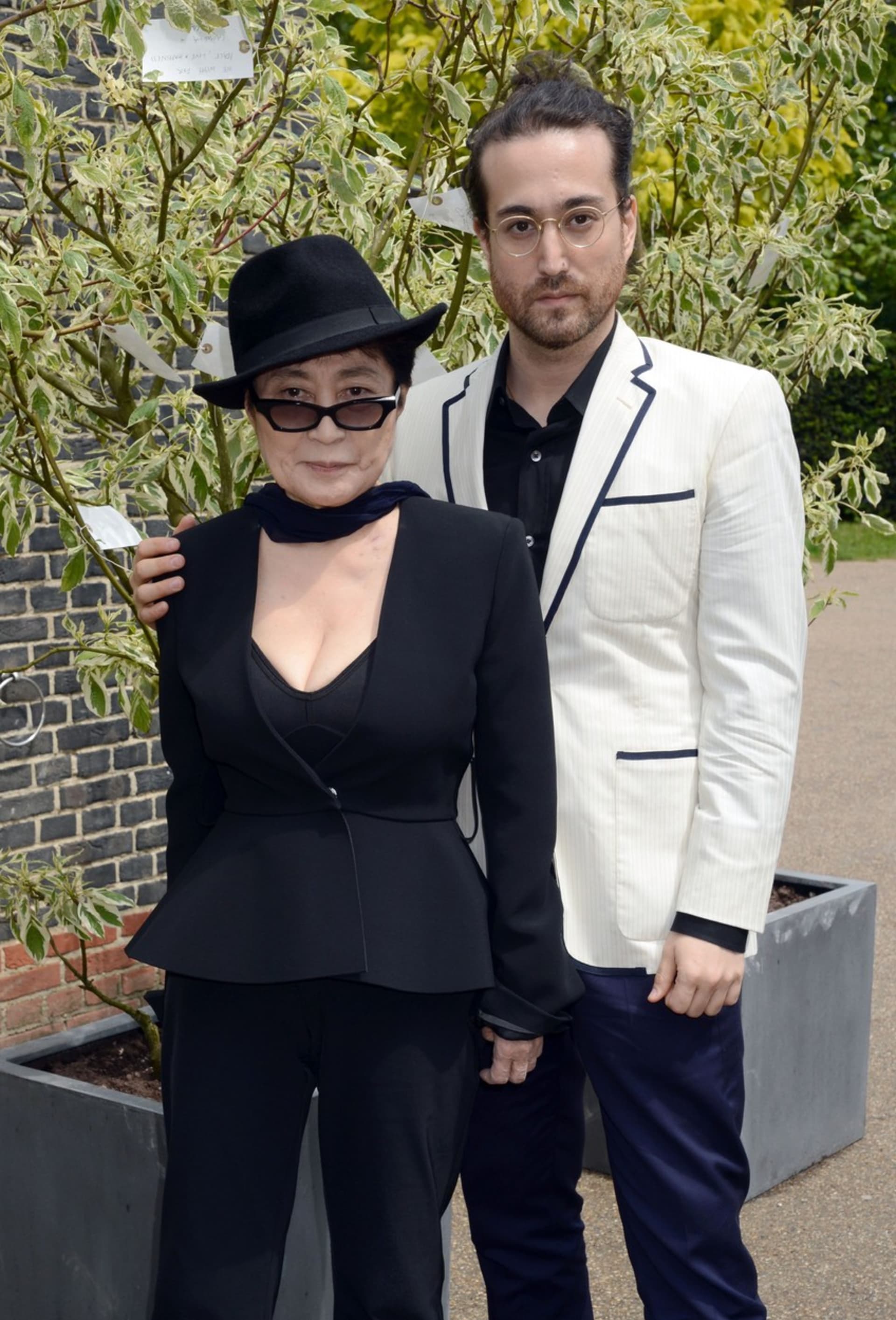Yoko Ono a syn jí a Johna Sean Lennon (nar. 1975), který podobu svého otce rozhodně nezapře.