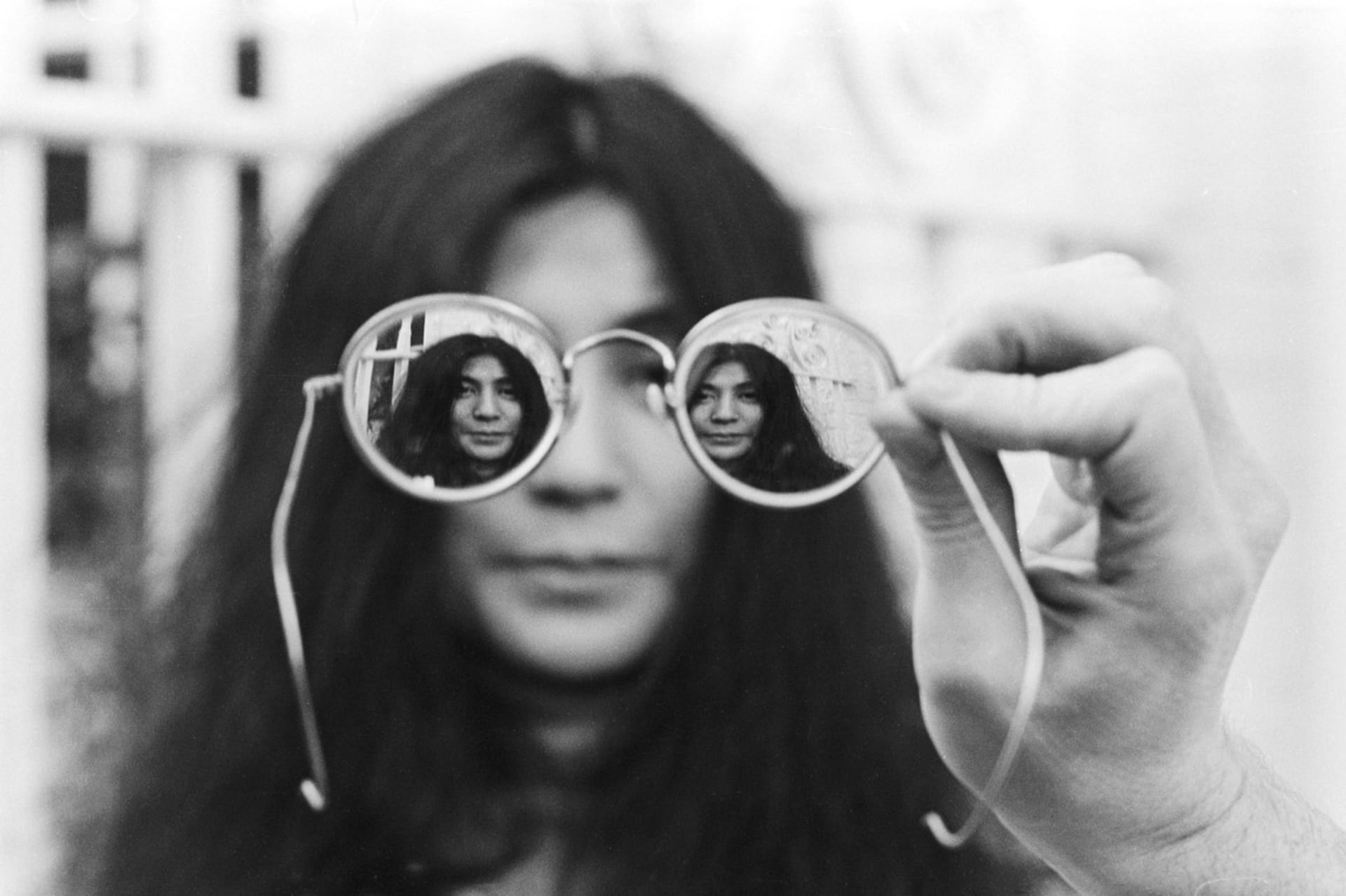 Yoko Ono po Lennonově smrti investoval mnoho času a úsilí do snahy uchovat jeho památku a odkaz živé.