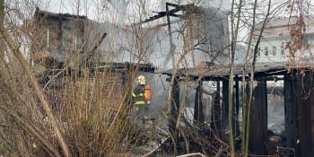 Tragický požár v Předlicích: Čtyři mrtví. Zemřely i dvě tříleté dívenky, tvrdí svědci