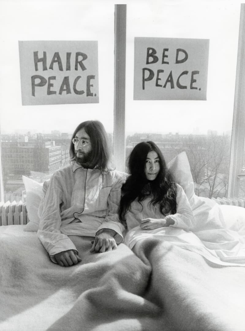John a Yoko na svatební cestě během své mírové akce, kterou vedli přímo ze své postele v pyžamech.