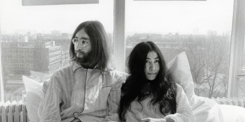 John a Yoko na svatební cestě během své mírové akce, kterou vedli přímo ze své postele v pyžamech.