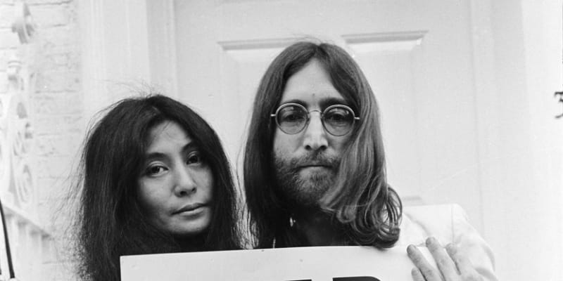 S Johnem Lennonem Yoko uskutečnila řadu projektů namířených na podporu míru a nesouhlasu s válkami (zejména té ve Vietnamu).