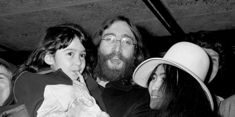 Yoko Ono, John Lennon a její dcera Kyoko Cox z prvního manželství v roce 1969. Již o dva roky později dceru unesl druhý manžel Ono, která ji 20 let neviděla.