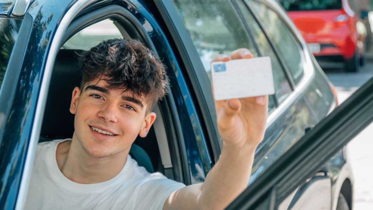 V Česku přibývá 17letých řidičů. Mnozí chtějí auto i vlastnit, mezi úřady ale panuje chaos