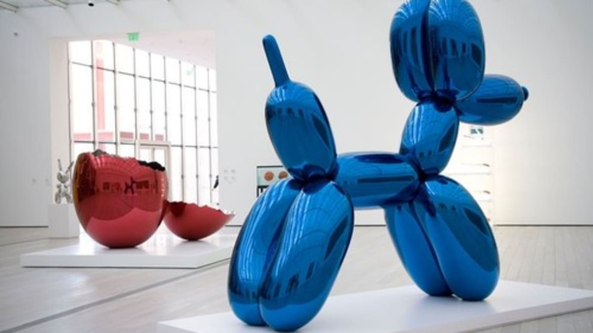Známá socha „balónkový pes“ od amerického tvůrce Jeffa Koonse