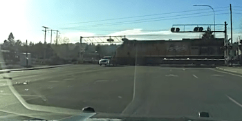 Záběry z děsivé honičky: Závory na přejezdu lupiče v Cadillacu nezastavily. Skoro je smetl vlak
