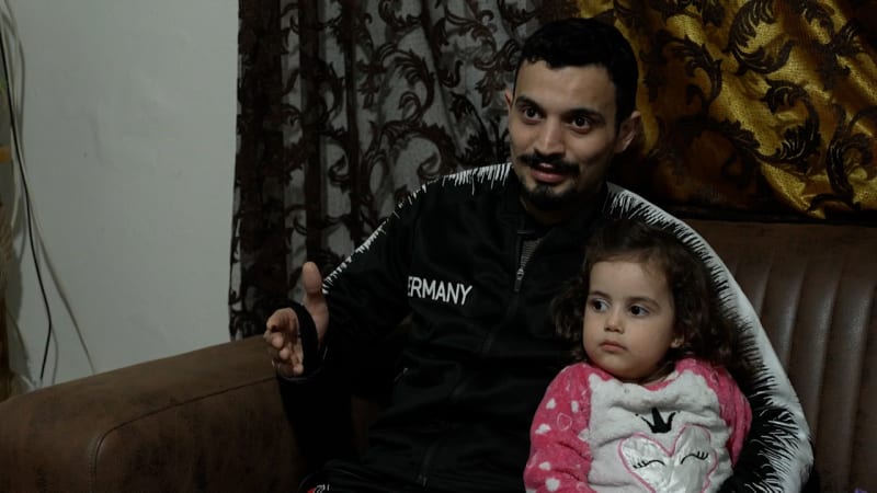 Dlouhé čtyři dny strávil Ahmet pod troskami vlastního domu. Za nohu ho držela jeho čtyřletá dcera.