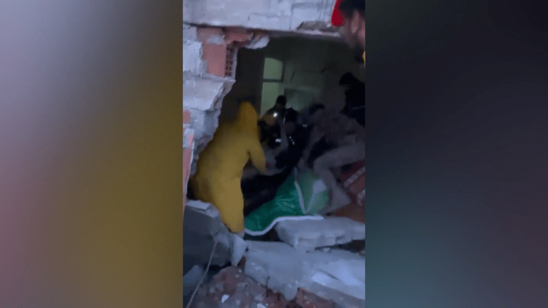 Ahmet Ayyan byl pod troskami domu zasypaný až po krk.