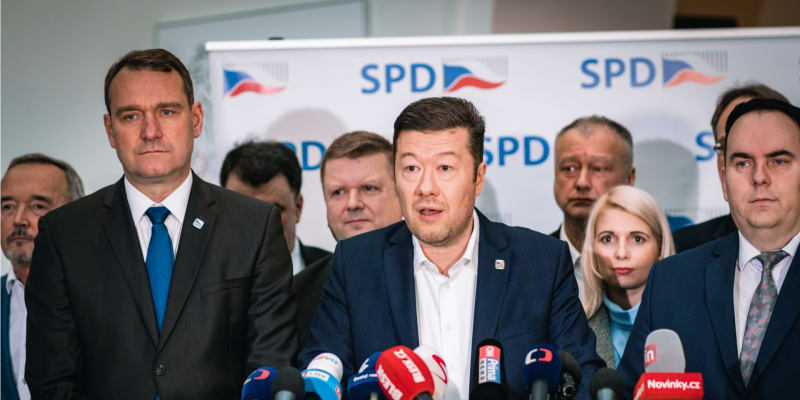 Poslanecký klub opozičního hnutí SPD v čele s předsedou Tomiem Okamurou (uprostřed)