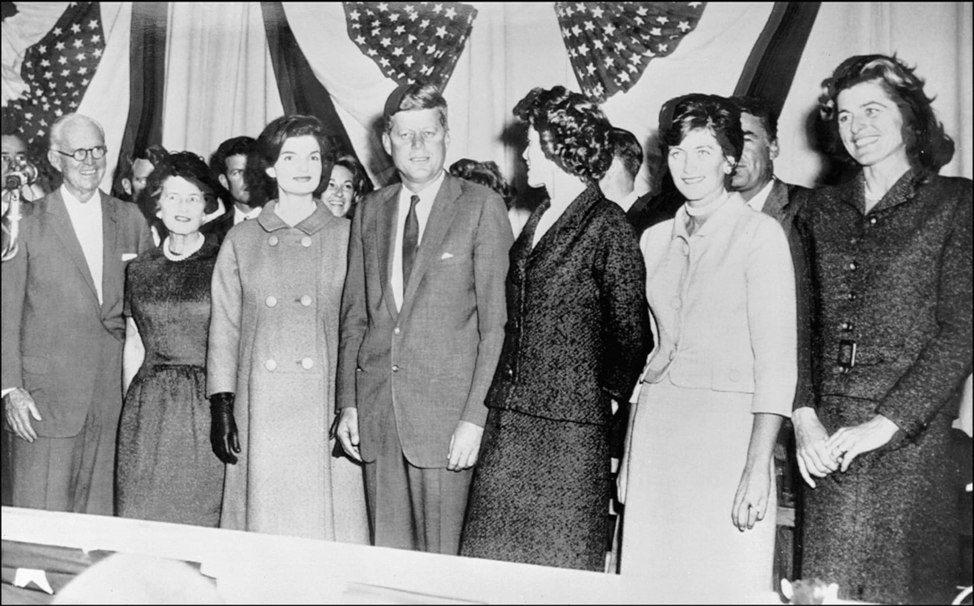 Americký prezident John F. Kennedy. Zleva jeho otec Joseph, matka Rose, manželka Jacqueline a jeho tři sestry Eunice, Jean a Patricia (1960).