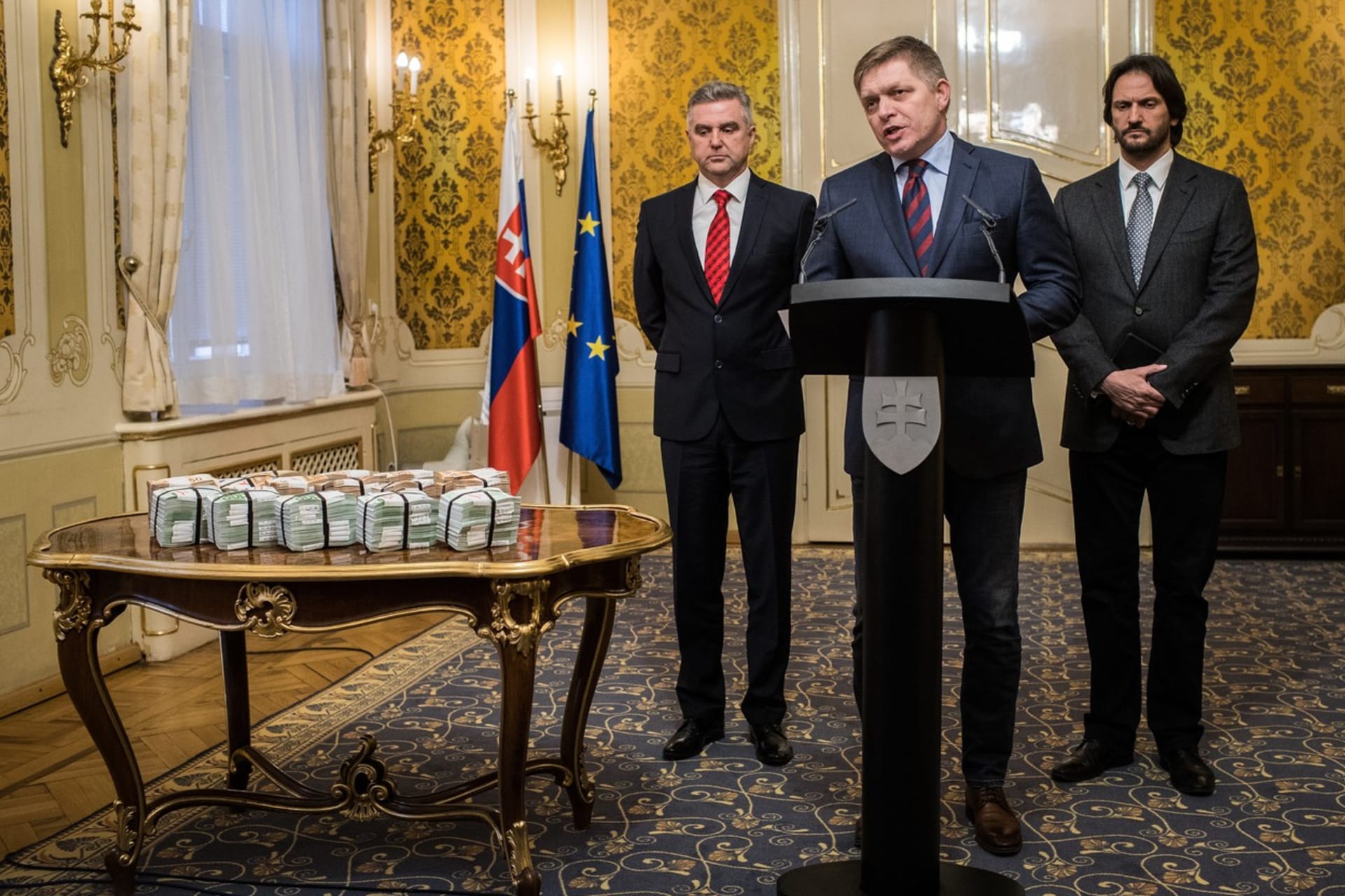Takto Robert Fico (uprostřed) ještě coby premiér nabízel peněžní odměnu za informace k dopadení pachatelů vraždy Jána Kuciaka a Martiny Kušnírové. Vpravo ministr vnitra Robert Kaliňák a slovenský policejní prezident Tibor Gašpar.
