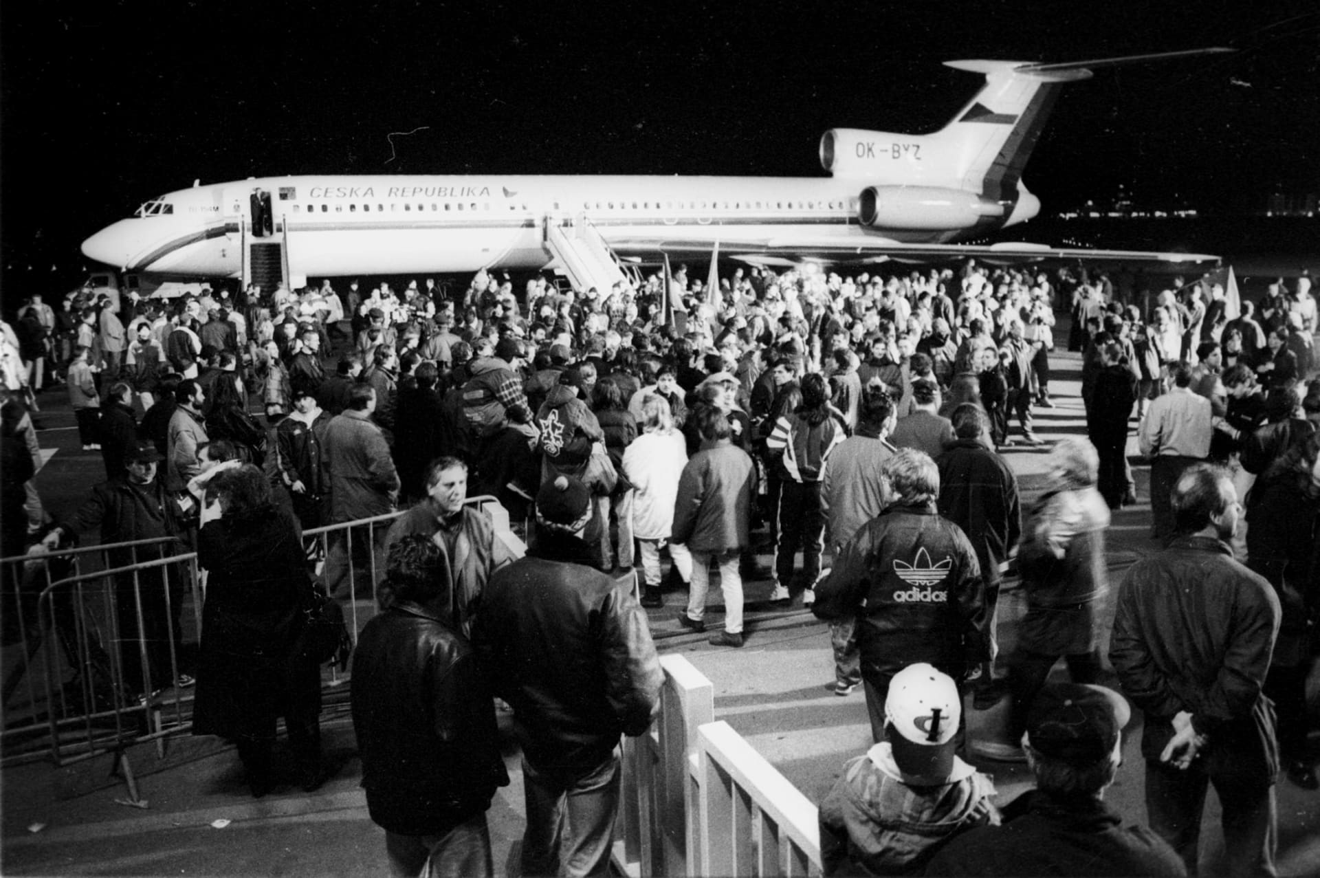 Vítězné sportovce po příletu na Ruzyni přivítaly davy fanoušků (23. 2. 1998).