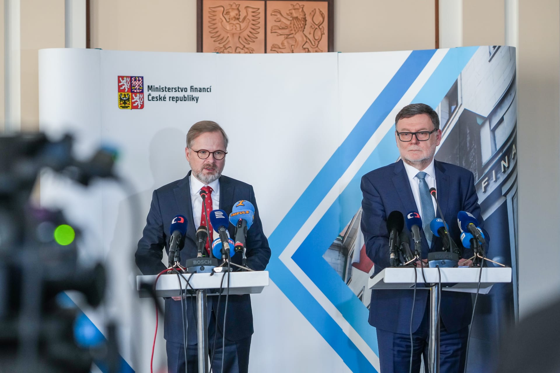 Zleva premiér Petr Fiala (ODS) a ministr financí Zbyněk Stanjura (ODS)