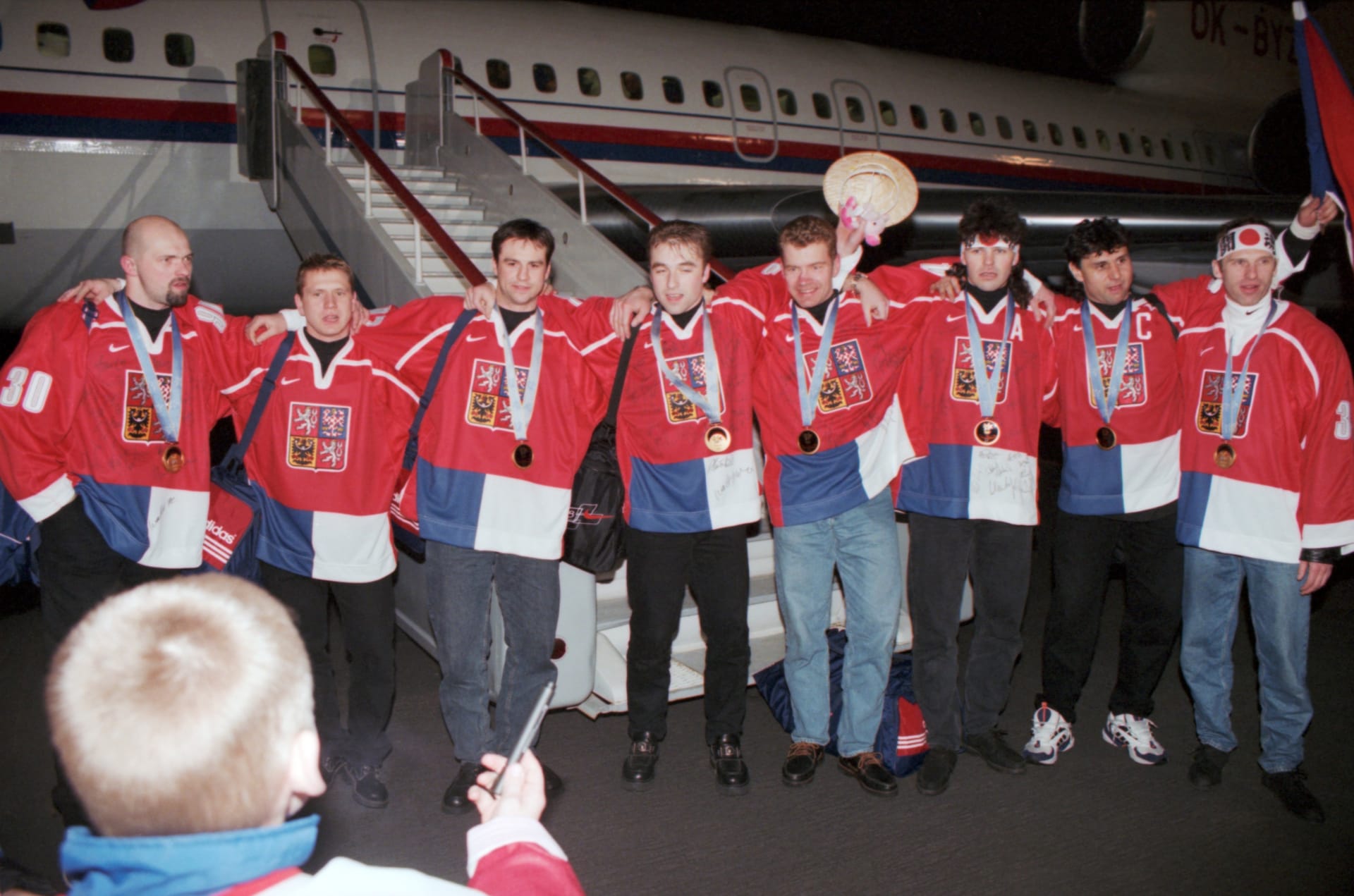 Vítězní sportovci po příletu na Ruzyni (23. 2. 1998)
