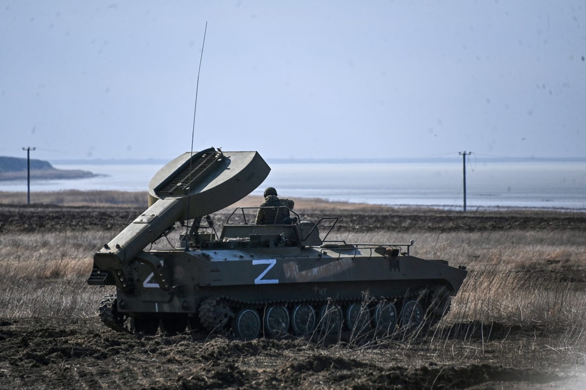 Ruské vozidlo UR-77 slouží k odstraňování nastražených min.