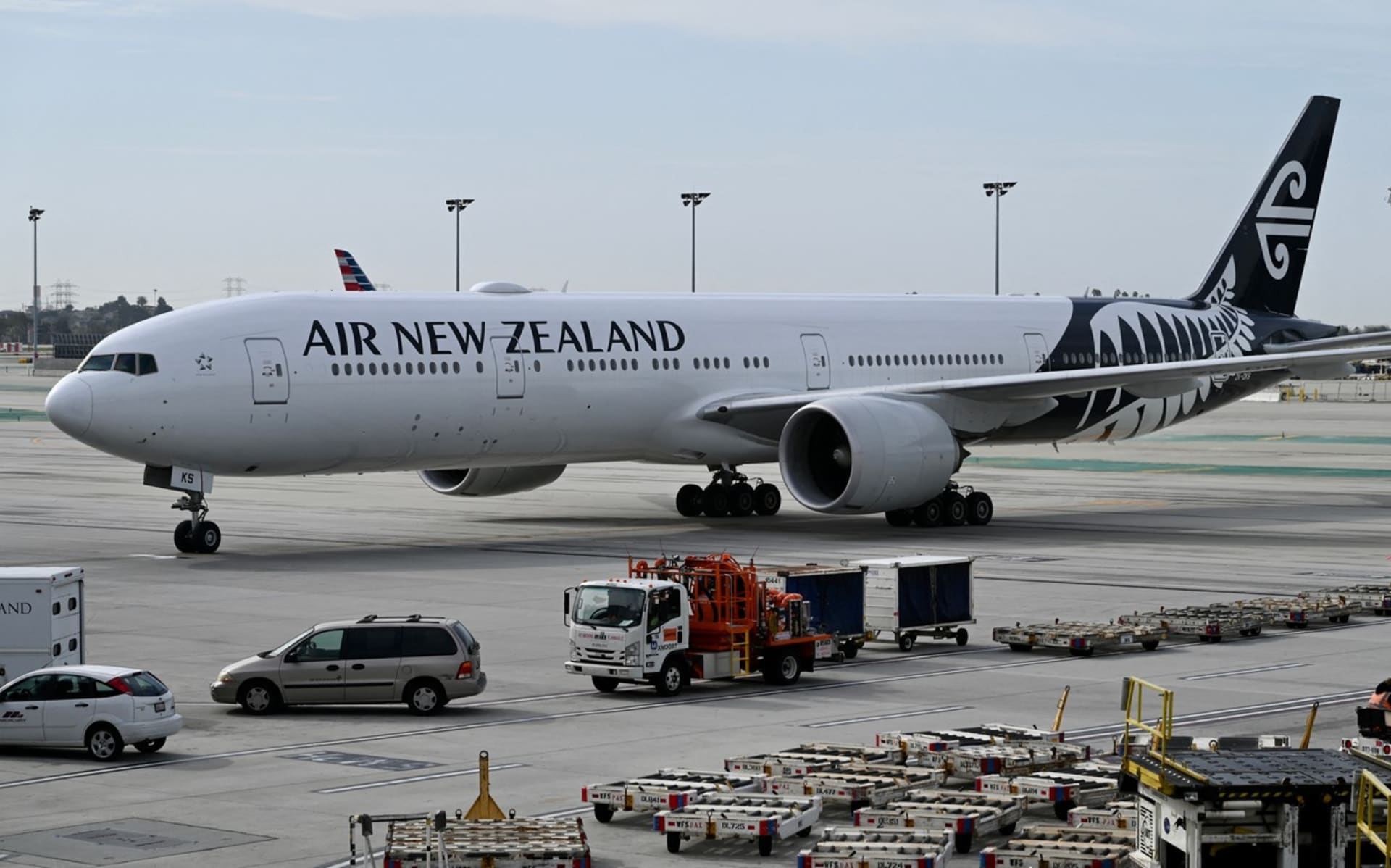 Letadlo společnosti Air New Zealand přistálo po 16 hodinách letu ve výchozí destinaci.