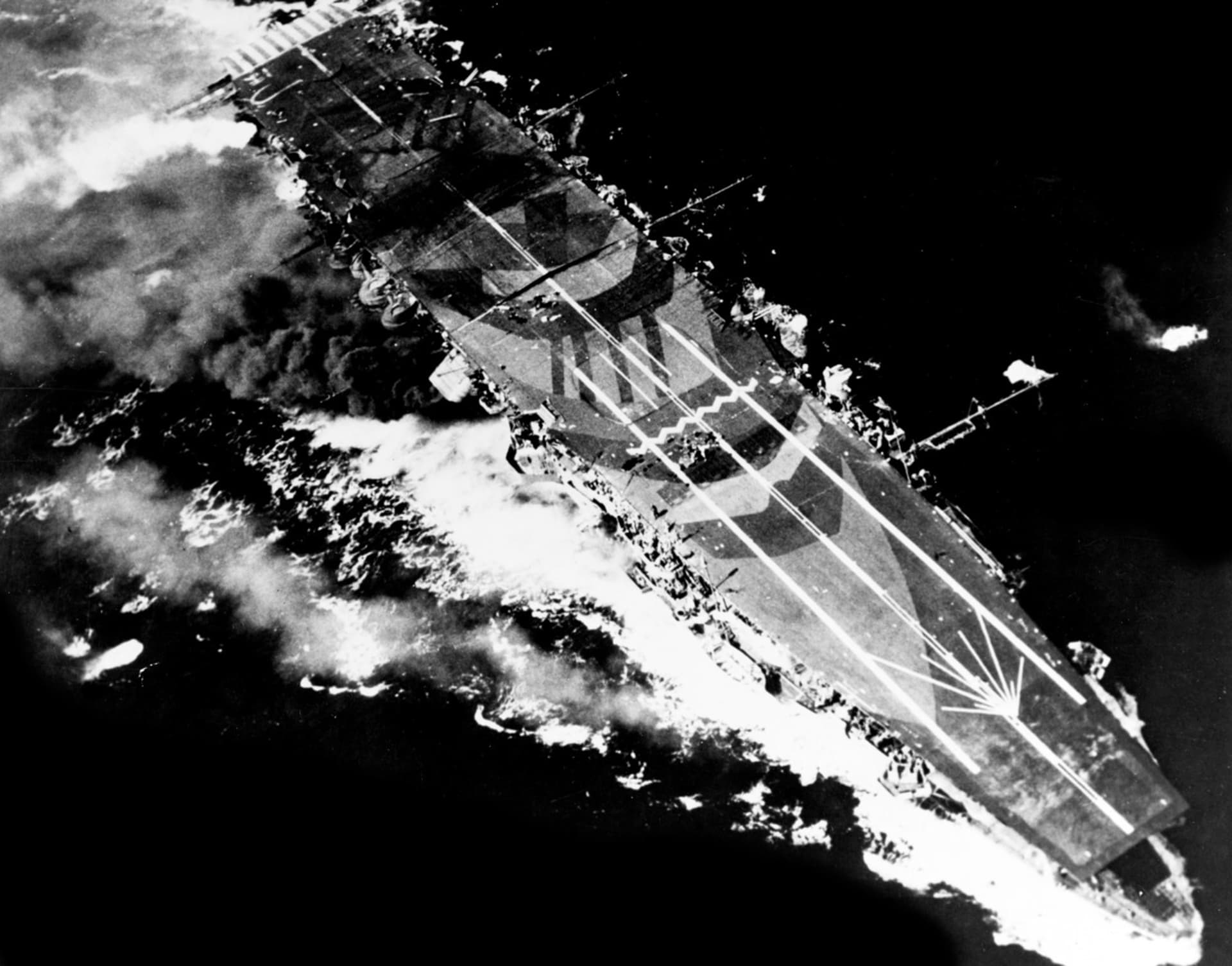 Japonská letadlová loď Zuihó pod útokem letadel z americké lodi USS Enterprise