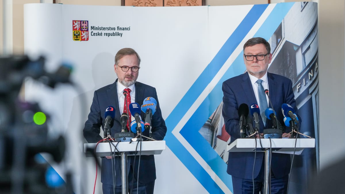Premiér Petr Fiala a Zbyněk Stanjura (oba ODS) na ministerstvu financí.