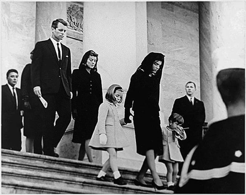 Jean Kennedy Smith odchází z pohřbu svého zavražděného bratra, prezidenta Johna F. Kennedyho (v druhé řadě vpravo po boku bratra Roberta F. Kennedyho).