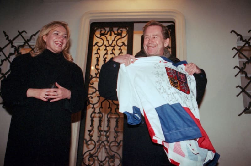 Václav Havel s manželkou Dagmar a podepsaným dresem (23. 2. 1998)