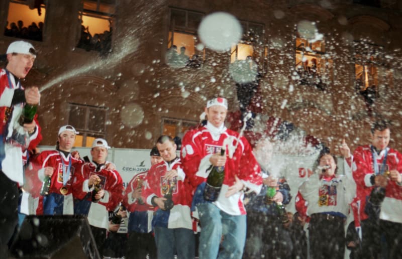 Vítězní hokejisté s Michalem Davidem na pódiu na Staroměstském náměstí (23. 2. 1998)