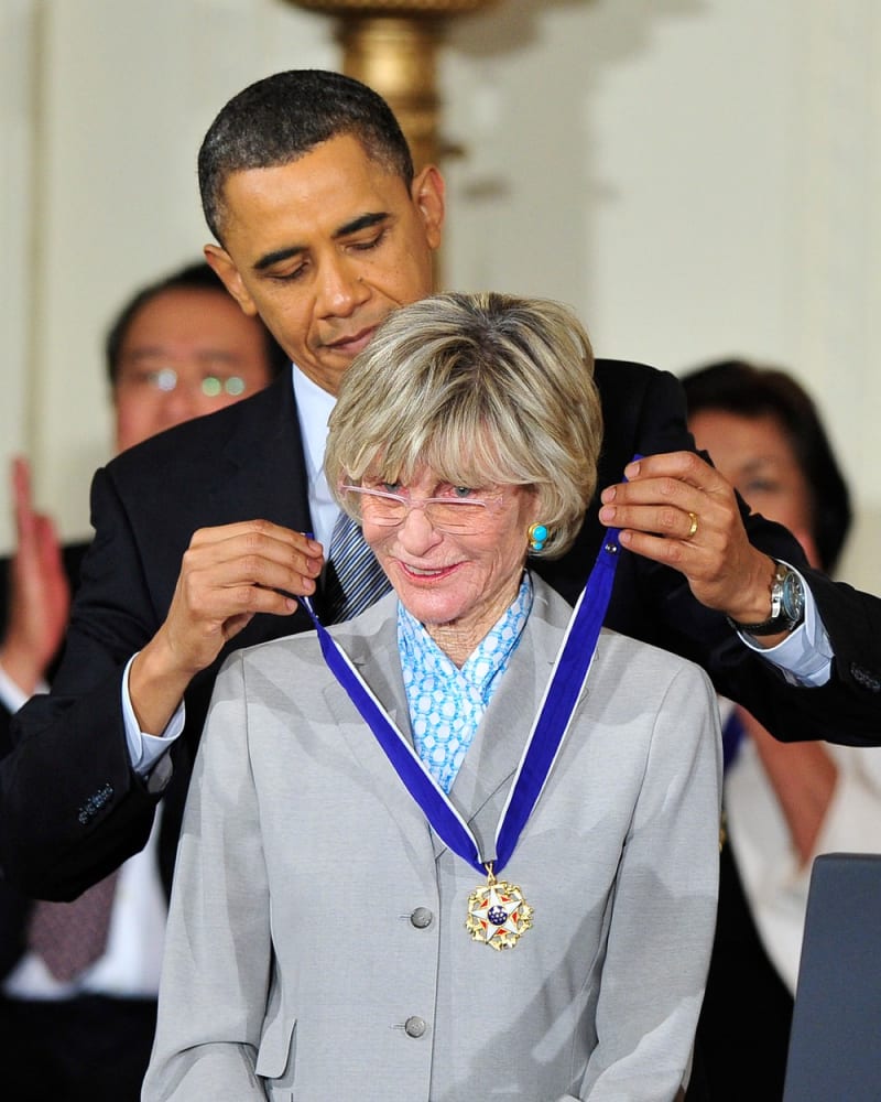 Jean v roce 2011 od prezidenta Obamy převzala medaili svobody, nejvyšší civilní vyznamenání USA.