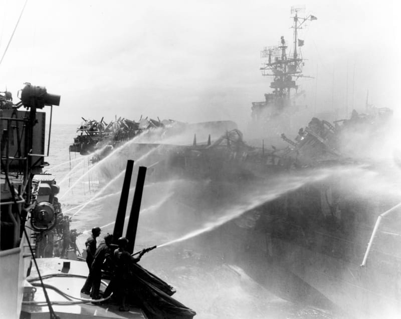 Hašení požáru na americké letadlové lodi USS Princeton