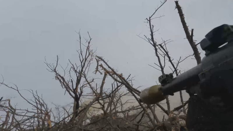 Ukrajinský voják natáčí válku z prvního pohledu.Ukrajinský voják natáčí válku z prvního pohledu.