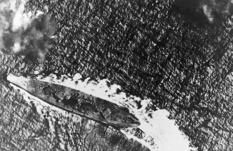 Největší bitevní loď světa Jamato čelí v bitvě u ostrova Leyte útoku amerických bombardérů