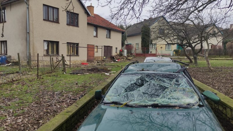 Podezřelí muže napadli, vzali do auta a odvezli do domu v Pohodlí na Svitavsku. 