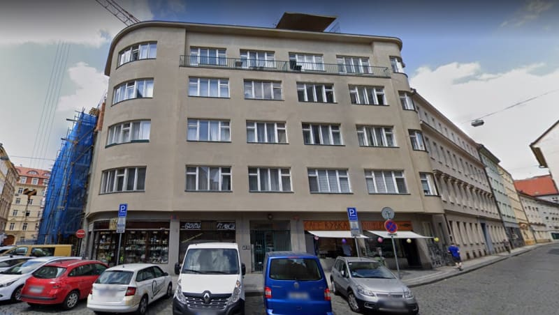 Hanzlík má nemovitost v Opatovické ulici.