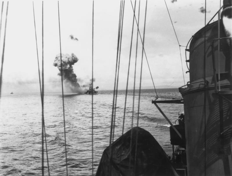 Hořící křižník USS St Louis zasažený v bitvě u ostrova Leyte japonským kamikaze