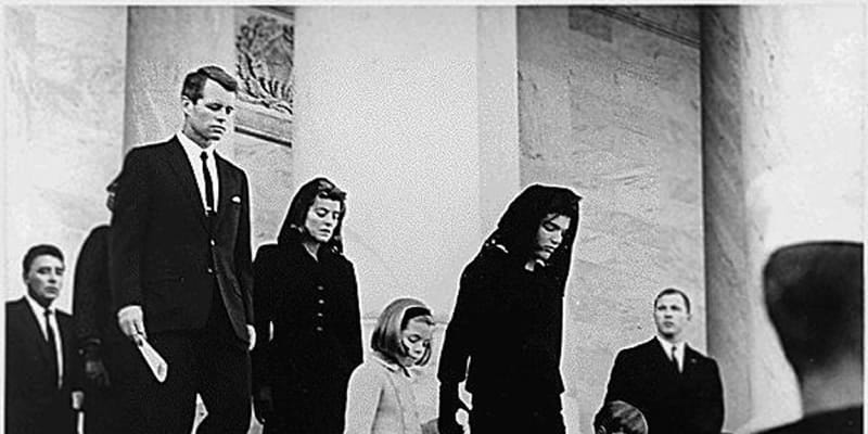 Jean Kennedy Smith odchází z pohřbu svého zavražděného bratra, prezidenta Johna F. Kennedyho (v druhé řadě vpravo po boku bratra Roberta F. Kennedyho).