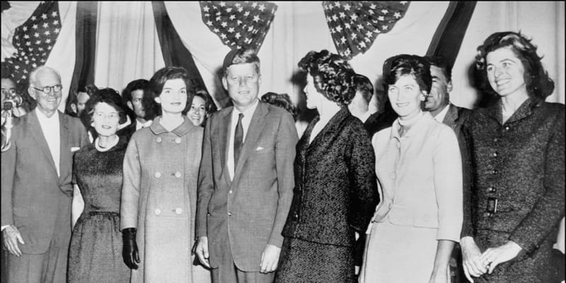 Americký prezident John F. Kennedy. Zleva jeho otec Joseph, matka Rose, manželka Jacqueline a jeho tři sestry Eunice, Jean a Patricia (1960).