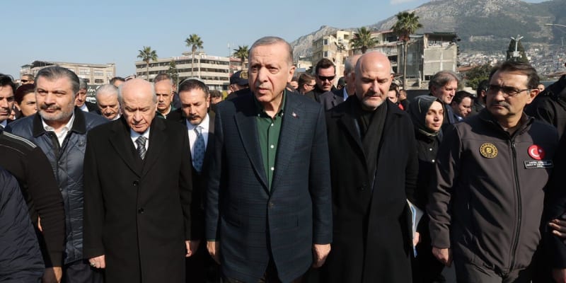 Turecký prezident Recep Tayyip Erdogan navštívil oblasti zasažené zemětřesením. 