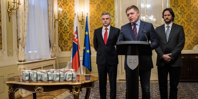 Takto Robert Fico (uprostřed) ještě coby premiér nabízel peněžní odměnu za informace k dopadení pachatelů vraždy Jána Kuciaka a Martiny Kušnírové. Vpravo ministr vnitra Robert Kaliňák a slovenský policejní prezident Tibor Gašpar.