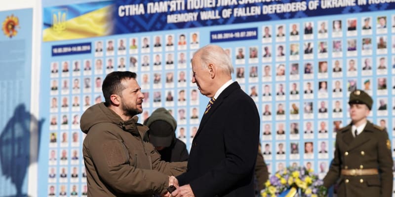 Americký prezident Joe Biden zamířil do Kyjeva, kde se setkal s ukrajinskou hlavou státu Volodymyrem Zelenským.