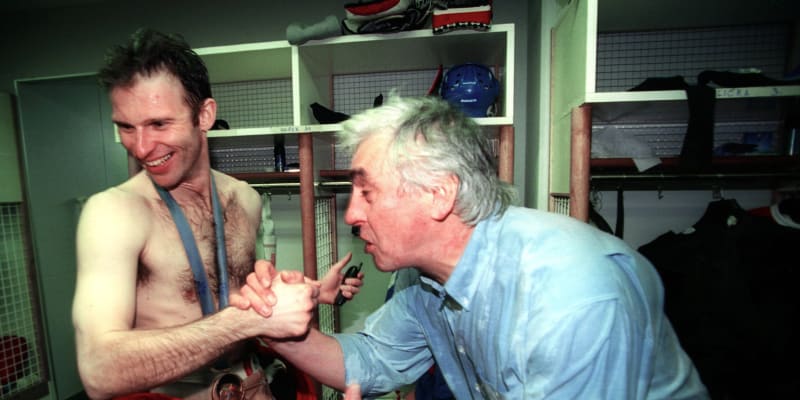 Dominik Hašek s trenérem Ivanem Hlinkou po vítězství na Olympijských hrách v Naganu (22. 2. 1998)
