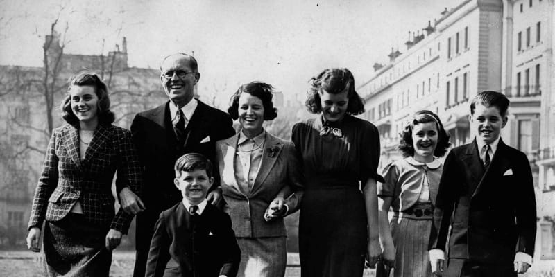 Jean Kennedy Smith (druhá zprava) se svými sourozenci a otcem Josephem Kennedym (druhý zleva)