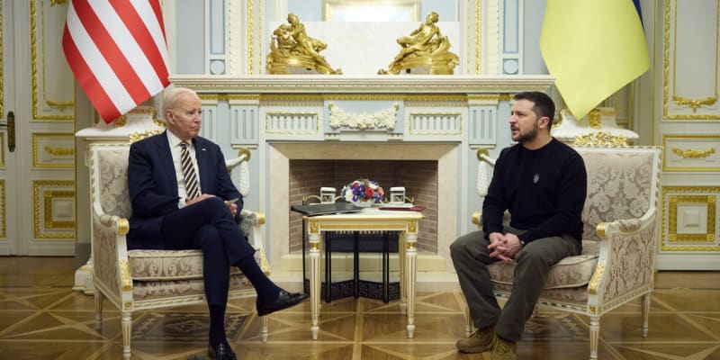 Americký prezident Joe Biden zamířil do Kyjeva, kde se setkal s ukrajinskou hlavou státu Volodymyrem Zelenským.