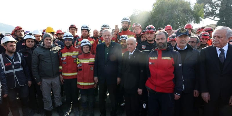 Turecký prezident Recep Tayyip Erdogan navštívil oblasti zasažené zemětřesením. 