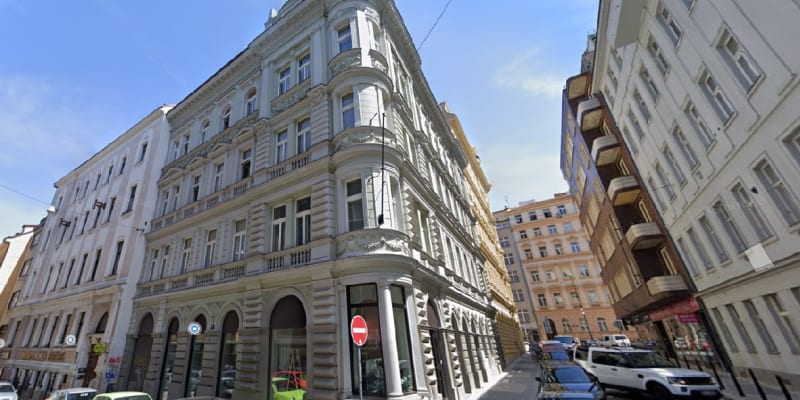 Herec má také nemovitost v nádherném domě v Řeznické ulici. 