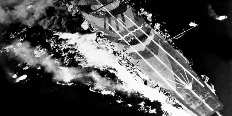 Japonská letadlová loď Zuihó pod útokem letadel z americké lodi USS Enterprise